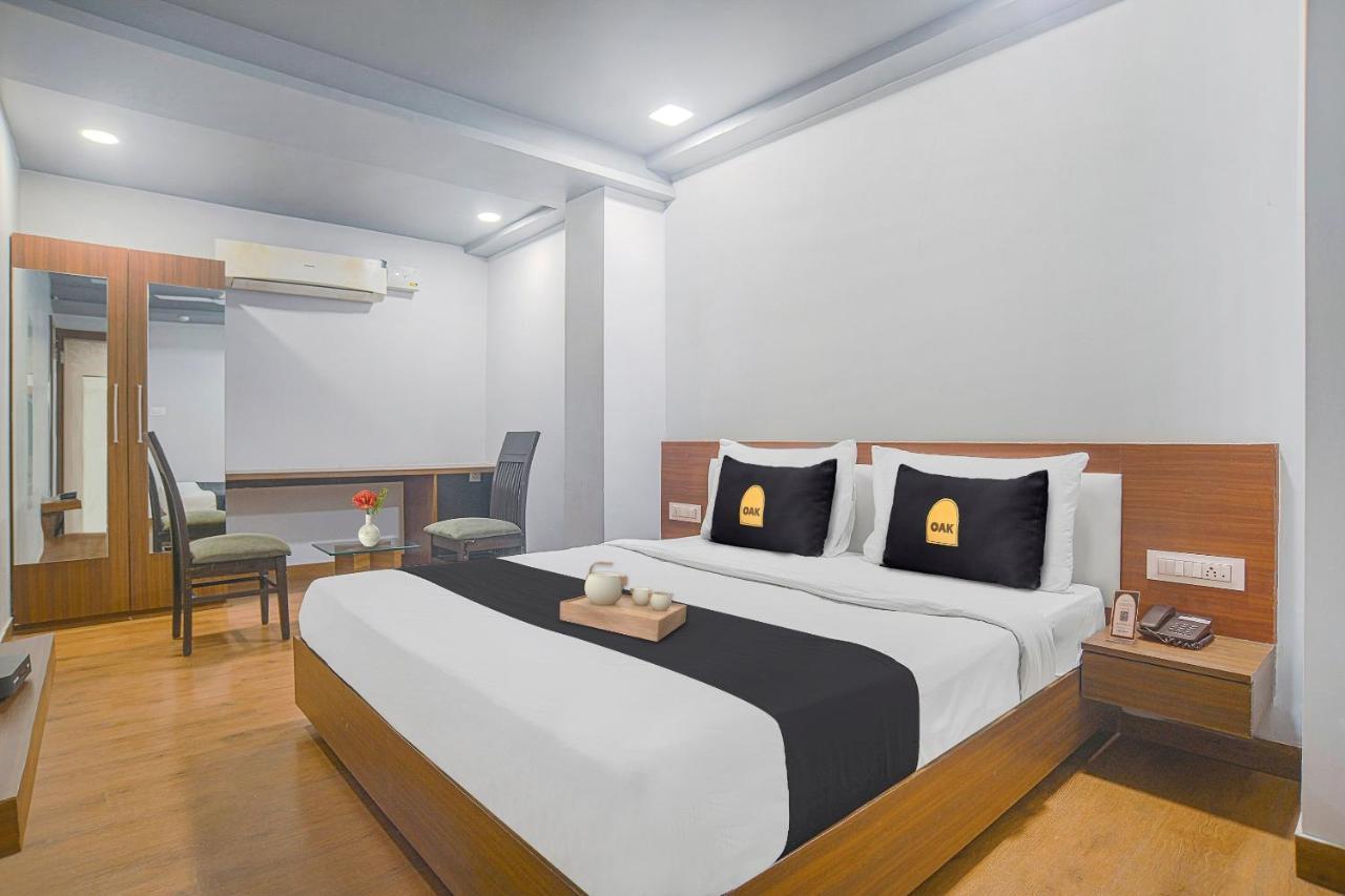 Vaccinated Staff- Townhouse Oak Hotel Silvotel Indore Ngoại thất bức ảnh