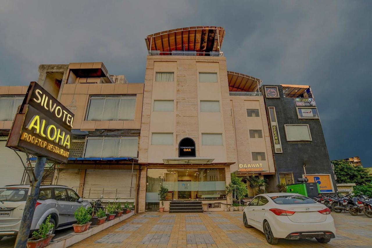 Vaccinated Staff- Townhouse Oak Hotel Silvotel Indore Ngoại thất bức ảnh